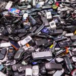 Basura electrónica como celulares, cables etc